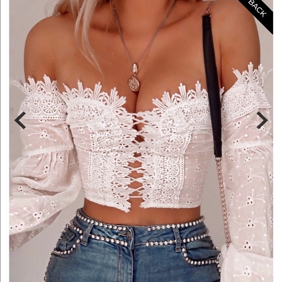 boutique Tops - Lace puff sleeve top